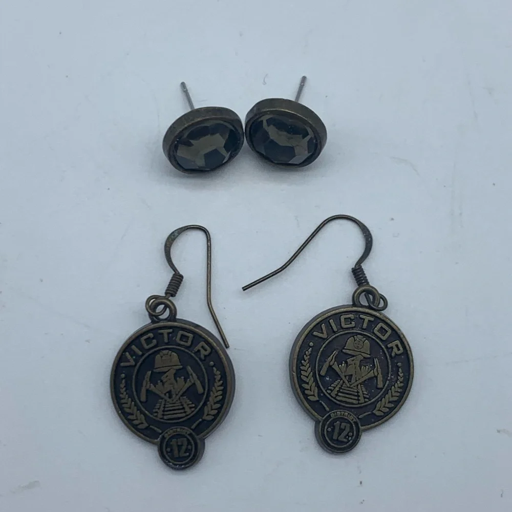 LION’S Gate 2013 Hunger Games district 12 “victor” earrings with insignia